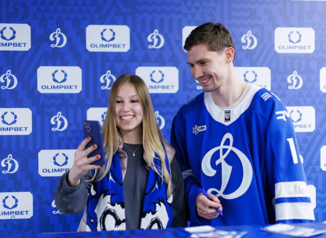 02.10.2025 Автограф-сессия Артема Михеева