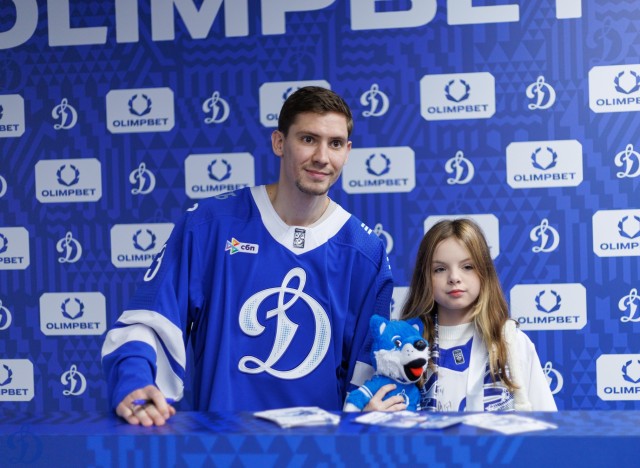 02.10.2025 Автограф-сессия Артема Михеева