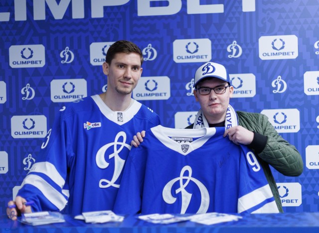 02.10.2025 Автограф-сессия Артема Михеева