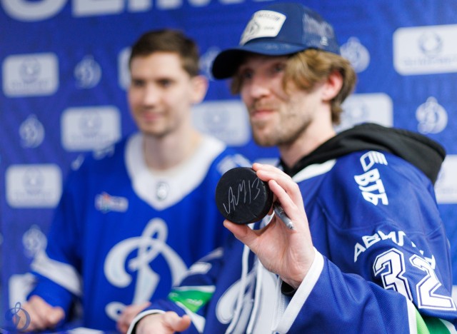 02.10.2025 Автограф-сессия Артема Михеева