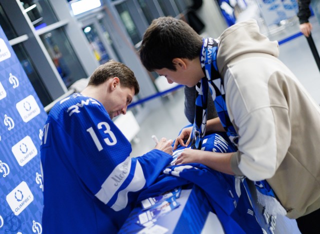 02.10.2025 Автограф-сессия Артема Михеева