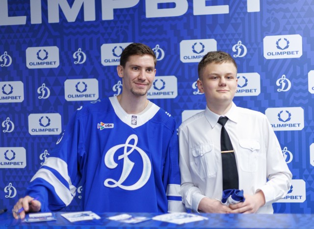 02.10.2025 Автограф-сессия Артема Михеева