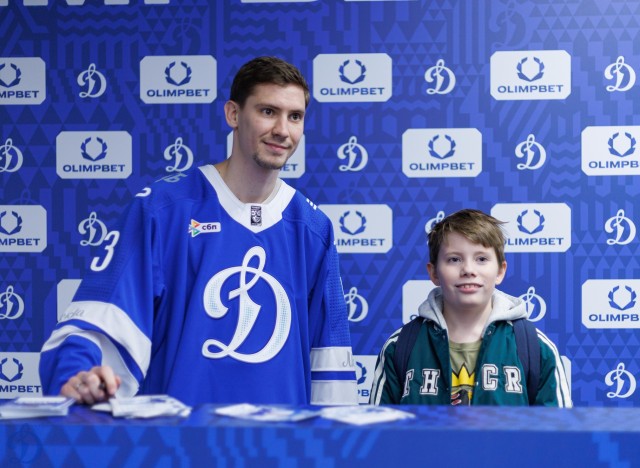 02.10.2025 Автограф-сессия Артема Михеева