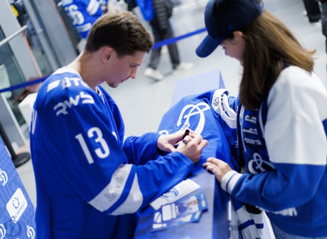 02.10.2025 Автограф-сессия Артема Михеева