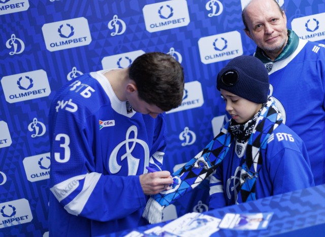 02.10.2025 Автограф-сессия Артема Михеева