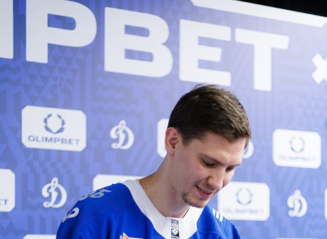 02.10.2025 Автограф-сессия Артема Михеева