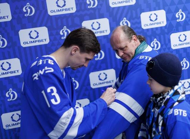 02.10.2025 Автограф-сессия Артема Михеева