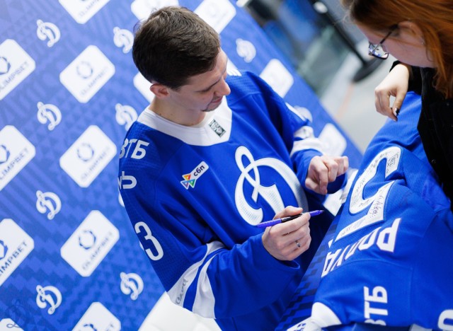 02.10.2025 Автограф-сессия Артема Михеева