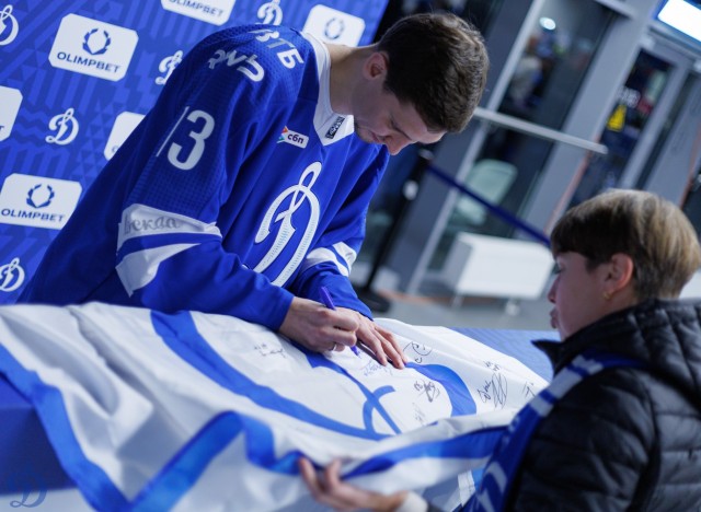 02.10.2025 Автограф-сессия Артема Михеева