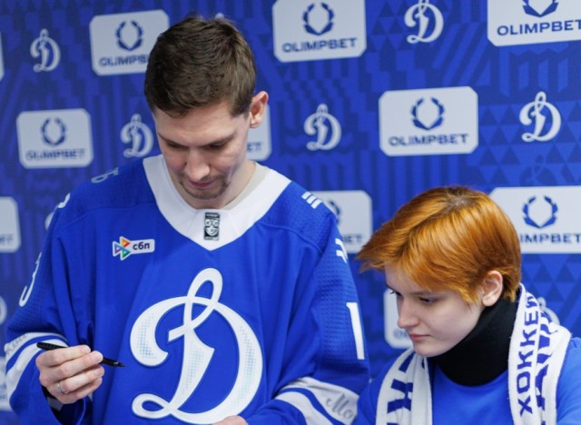 02.10.2025 Автограф-сессия Артема Михеева