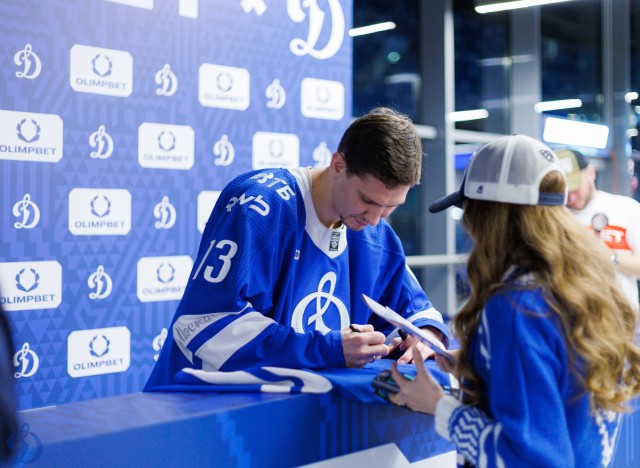 02.10.2025 Автограф-сессия Артема Михеева