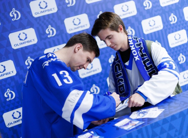 02.10.2025 Автограф-сессия Артема Михеева