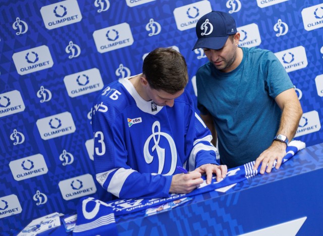 02.10.2025 Автограф-сессия Артема Михеева