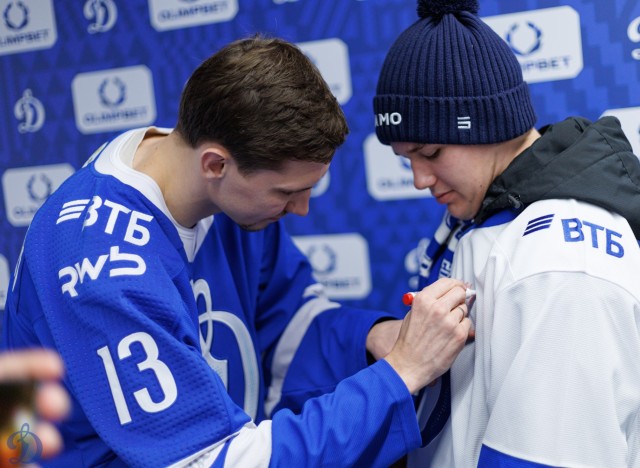 02.10.2025 Автограф-сессия Артема Михеева