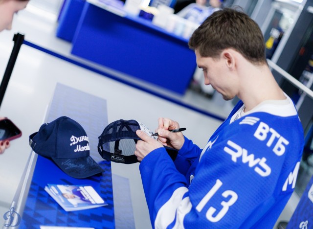 02.10.2025 Автограф-сессия Артема Михеева