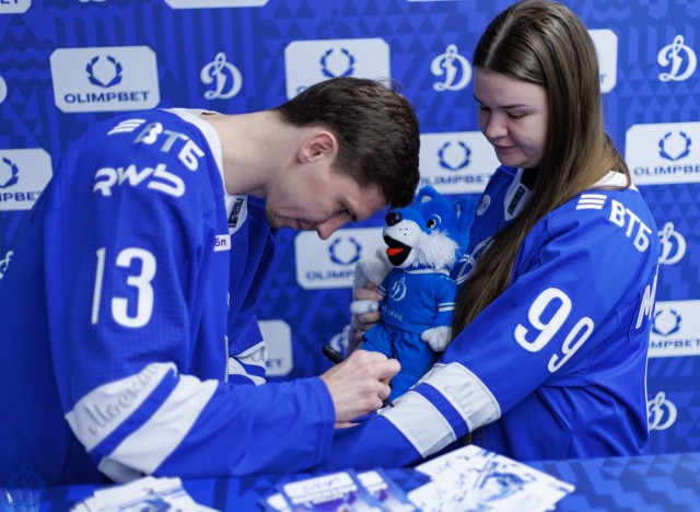 02.10.2025 Автограф-сессия Артема Михеева