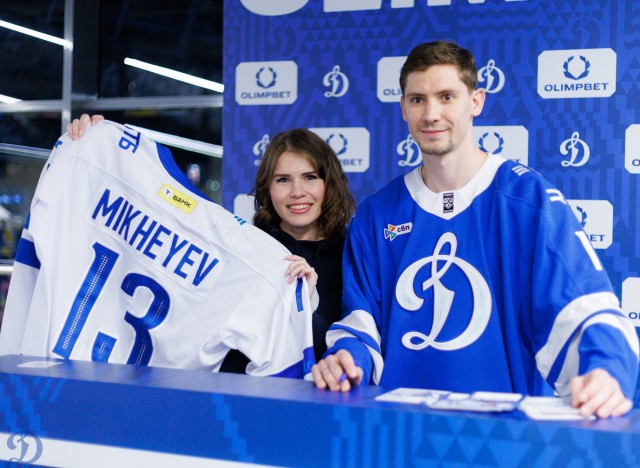 02.10.2025 Автограф-сессия Артема Михеева