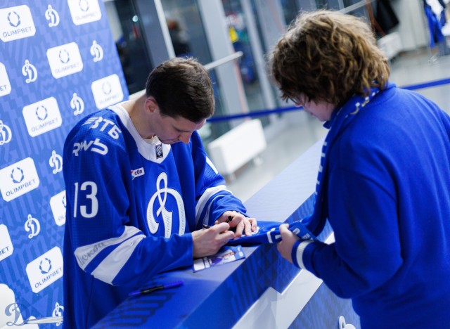 02.10.2025 Автограф-сессия Артема Михеева