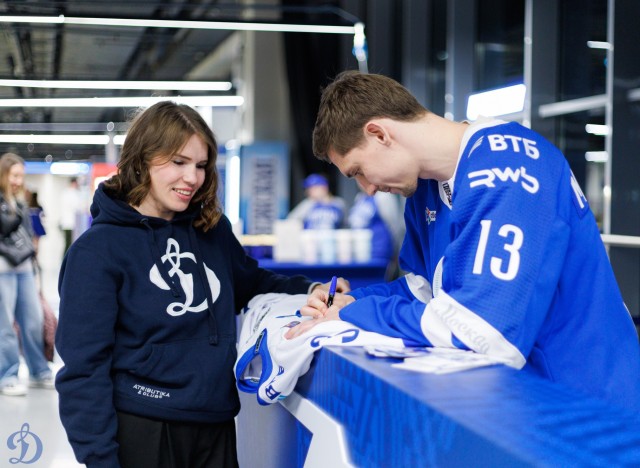 02.10.2025 Автограф-сессия Артема Михеева