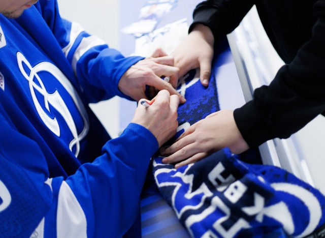 02.10.2025 Автограф-сессия Артема Михеева