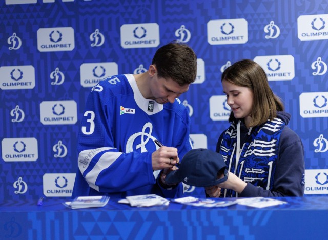 02.10.2025 Автограф-сессия Артема Михеева