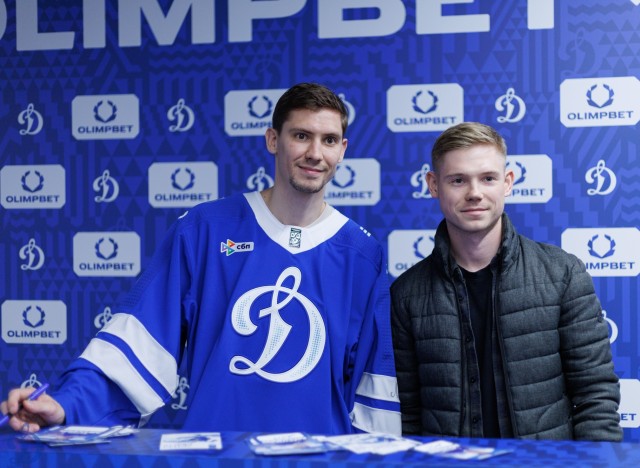 02.10.2025 Автограф-сессия Артема Михеева