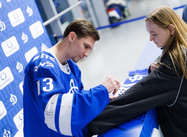 02.10.2025 Автограф-сессия Артема Михеева