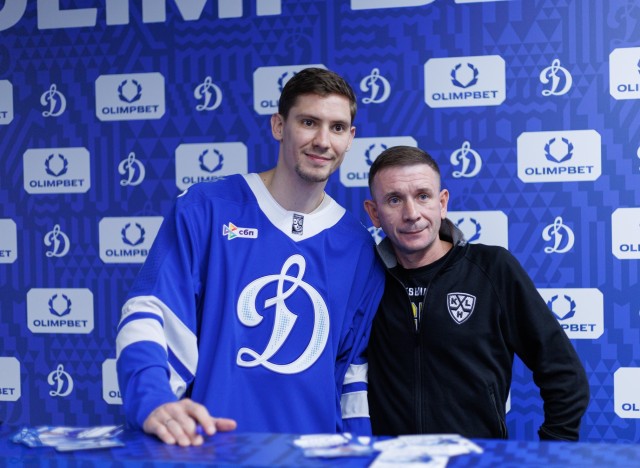 02.10.2025 Автограф-сессия Артема Михеева