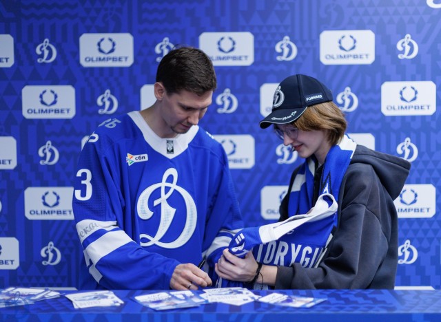 02.10.2025 Автограф-сессия Артема Михеева